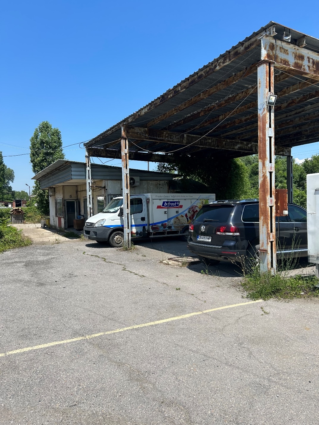 Сграда на един етаж с навес