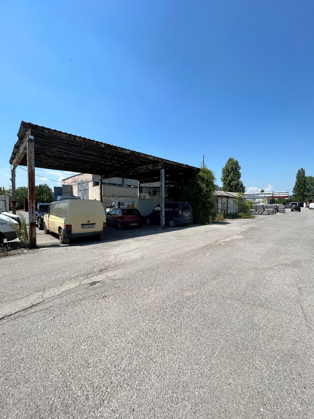 Сграда на един етаж с навес